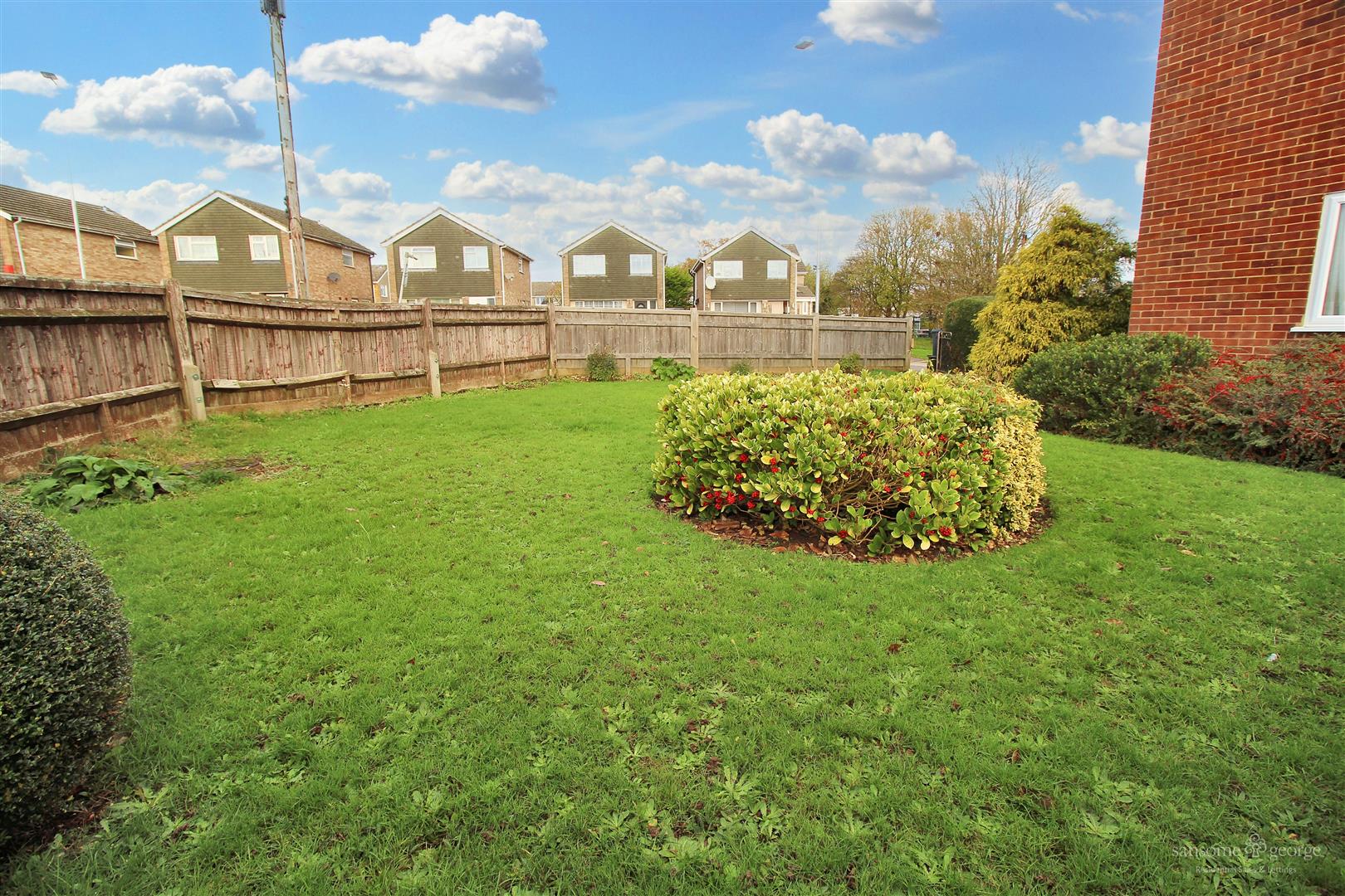 2 bed property in Dee Road, Reading